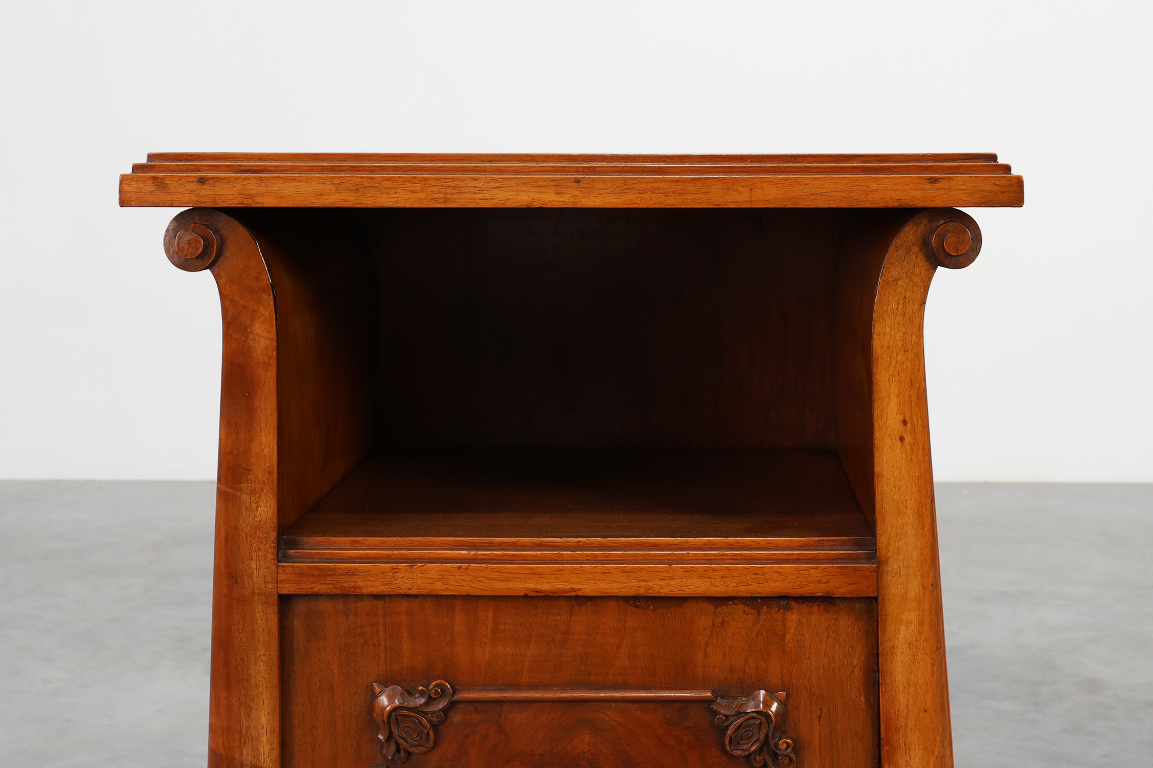 Set of Two Wooden Art Deco Nightstands, Italy 1920sthumbnail